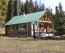 General view of Brazeau Warden Cabin, showing its Rustic aesthetic, as expressed by the use of locally available materials such as wood, 2005.; Parks Canada Agency / Agence Parcs Canada, 2005.