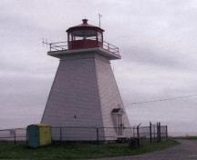 Vue générale du phare de Baccaro Point, qui montre son profil carré et effilé simple et ses belles proportions, 2004.; Parks Canada Agency/Agence Parcs Canada, 2004.