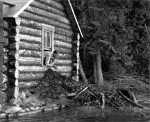 Vue générale de la façade donnant sur le lac Ajawaan, ca. 1934.; Parks Canada Agency/Agence Parcs Canada, Photo Services, ca. 1934.