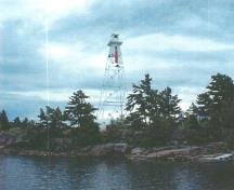 Vue générale du phare d’alignement postérieur, qui montre son ossature effilée en acier préfabriquée.; Canadian Coast Guard / Garde côtière canadienne.