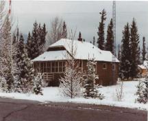 Vue de la résidence des gardes du parc, qui montre le porche fermé sur la façade avant, 1992.; Parc national du Canada Banff / Banff National Park of Canada, 1992.