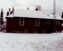 Vue de la résidence des gardes du parc, qui montre le bâtiment rectangulaire simple d’un étage coiffé d’un toit en croupe tronqué en pente moyenne, 1992.; Parc national du Canada Banff / Banff National Park of Canada, 1992.