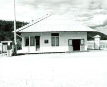 General view of the BYN Ticket Office, showing the low, single storey massing of the hipped roof structure, 1987.; Environnement Canada / Environment Canada, 1987.