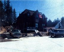Vue de l'avant de l’Édifice du Gouvernement du Canada de Sherbrooke, qui montre le frontispice en saillie terminé par un pignon centré sur la façade principale, 1998.; Parks Canada Agency / Agence Parcs Canada, KAL, 1998.