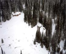 Aerial view of the Stanley Mitchell Alpine Hut, showing the unchanged historical relationship of the building to its alpine meadow site, 1998.; Agence Parcs Canada\Parks Canada Agency, 1998.
