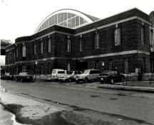 Rear view of the Fort York Armoury, showing the two-storey vaulted parabolic roof of the drill hall, 1985.; Ministère de la Défense nationale / Department of National Defence, 1985.