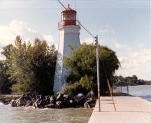 View of the Rear Range Lighttower from the pier, 1987.; Department of Transport/Ministère des transports, 1987.