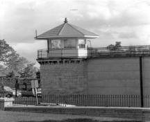 Vue générale de la tour de garde du Pénitencier D1, montrant le toit polygonal surmonté d’un faîteau, 1989.; Architectural History Branch / Direction de l'histoire de l'architecture, 1989.