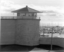 Vue générale de la tour de garde du Pénitencier D5, montrant la maçonnerie en pierre, 1989.; Architectural History Branch / Direction de l'histoire de l'architecture, 1989.