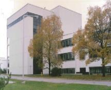 General view of Building M-12 showing the six-storey addition, 1990.; National Research Council Canada / Conseil national de recherches du Canada, 1990.