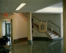 Vue de l'intérieur de bâtiment M-20, qui montre l’agencement du foyer principal, 1990.; National Research Council of Canada / Conseil national de recherches du Canada, 1990.