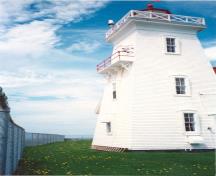 View of the Tower and Fog Alarm at Wood Islands, showing the fog alarm balcony, the coved cornice, gallery platform and the cross- braced guardrail, ca. 1990.; Department of Transport / Ministère des Transports, ca./vers 1990.