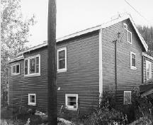 Vue de la maison du personnel, qui montre son aile ajoutée de deux étages à ossature de bois, 1988.; Agence Parcs Canada / Parks Canada Agency, 1988.