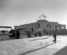 Vue générale du bâtiment 51, qui montre son profil à toit plat avec la ligne de toiture en gradins du côté ouest et la disposition régulière des fenêtres, vers 1939.; National Archives of Canada / Archives nationales du Canada, ca. 1939.