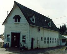 Vue générale du bâtiment 28, montrant un toit à pignon et un entrée principale de grande dimension centrée, 1993.; Department of Agriculture / Ministère de l'Agriculture, 1993.