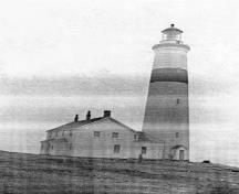 General view of the Lighthouse, showing the attached dwelling, 1955.; Department of Transport / Ministère des Transports, 1955.