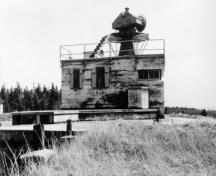 Vue du bâtiment du radar à fort McNab; un des éléments clés du système de détection et de commandement de tir du fort McNab, vers 1945.; Department of National Defence / Ministère de la Défense nationale, ca./vers 1945.