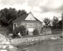 View of the Mallorytown Landing Pavilion, showing its location on a rocky bluff overlooking the St. Lawrence River, 1992.; Agence Parcs Canada / Parks Canada Agency, 1992.