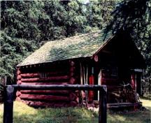 Corner view of the Cuthead Warden Cabin, showing its round log wood construction, 1996.; Parks Canada Agency / Agence Parcs Canada, 1996