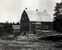 Vue en angle de la Station de recherche, qui montre l’orientation verticale de ce bâtiment coiffé d’un toit à deux versants, vers 1925.; National Archives of Canada / Archives nationales du Canada, ca./ vers 1925.