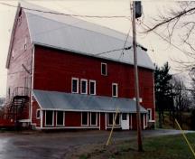 Vue de la façade de la Station de recherche, qui montre les petites fenêtres à guillotine à châssis de bois avec deux panneaux de six carreaux, 1993.; Agriculture Canada / Ministère de l'Agriculture, 1993.