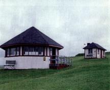 Façade latérale du pavillon de l'abri de pique-nique, qui jouxte du gîte de l'abri de pique-nique, 1996.; Agence Parcs Canada / Parks Canada Agency, 1996.