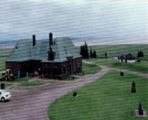 Vue générale du musée Fort-Beauséjour avec le pavillon et le gîte de l'abri de pique-nique en arrière plan, 1996.; Agence Parcs Canada / Parks Canada Agency, 1996.
