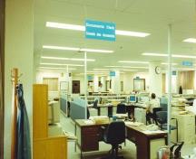Vue de l'intérieur du bâtiment 86, quartier général de la base, BFC Winnipeg-Nord, 1996.; Department of National Defence / Ministère de la Défense nationale, 1996.