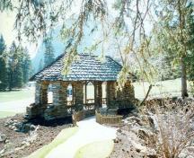 Vue de l'arrière du pavillon Cambrien, où l'on peut apercevoir l’emploi de schiste de ruisseau Corral, posé en appareil discontinu, sur les murs extérieurs, 1997.; Parks Canada Agency / Agence Parcs Canada, 1997.