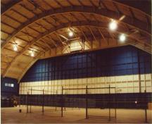 L'intérieur de l'espace dans le hangar du Hangar 11, montrant l'élévation ouest intérieur avec les portes de l'avion qui sont plus basses que les autres élévations avec des portes d'avion, 2001.; Agence Parcs Canada / Parks Canada Agency, E. Tumak, 2001.