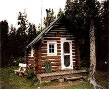 Front elevation of the Fourpoint Warden Cabin, showing the gable roof with chimney, 1996.; Parks Canada Agency / Agence Parcs Canada, 1996