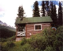Side elevation of Medicine Tent Warden Cabin, showing the gabled roof with generous overhangs, 1996.; Parks Canada Agency / Agence Parcs Canada, 1996.