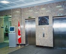Vue de l'intérieur du bâtiment de l'administration, qui montre les murs et le plancher en marbre de l’entrée principale, 1998.; Parks Canada Agency/  Agence Parcs Canada, J. Mattie, 1998.