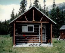 View of the main entrance to Hoodoo Warden Cabin, showing the open porch projecting from the front, 1997.; Parks Canada Agency / Agence Parcs Canada, 1997.