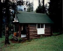 Corner view of the Little Heaven Warden Patrol Cabin, 1997.; Agence Parcs Canada / Parks Canada Agency, 1997.