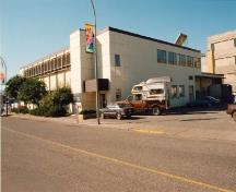 Vue en angle de l'édifice fédéral de Vernon, qui montre la façade est et l'arrière du bâtiment, 1993.; Parks Canada Agency/ Agence Parcs Canada, 1993.