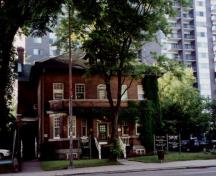 Façade of Louis S. St-Laurent House, showing the symmetrically placed façade openings, and the oriel and sash windows with small panes in their upper sections, 2000.; Christine Chartré, Parks Canada Agency / Agence Parcs Canada, 2000.