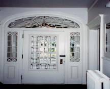Interior view of Louis S. St-Laurent House, showing the main entrance with a fanlight transom and glass sidelights, 2000.; Christine Chartré, Parks Canada Agency / Agence Parcs Canada, 2000.