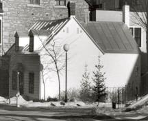 Vue en angle montrant les façades latérale et avant de la maison Rochon, 1989.; Agence Parcs Canada / Parks Canada Agency, M. Phemister, 1989.