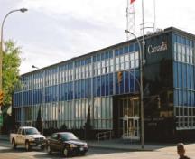 L'Édifice du gouvernement du Canada de Sarnia, élévation est (rue Christina). Élévation nord à droit.; (PWGSC submission to FHBRO, 2002.)