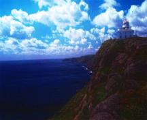 Landscape view of Cape Spear Lighthouse sitting on the edge of the cliff, 1981.; Agence Parcs Canada / Parks Canada Agency, J. Steeves, 1981.