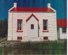 Vue de l'avant de l'ancienne résidence, Cove Island, démontrant les murs extérieurs en pierre de taille rustique posée en assises régulières, blanchis à la chaux, avec soubassement en légère saillie, 1990; Canadian Coast Guard/Garde côtière canadienne, 1990.