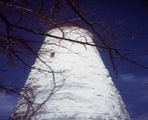 Détails du phare de la pointe Clark mettant en évidence la haute qualité de la maçonnerie, dont le revêtement extérieur en pierre calcaire équarrie d’origine locale, qui prête au phare un aspect rustique, 1972.; Parks Canada Agency / Agence Parcs Canada1 1972