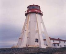 Tour de Phare de Belle Isle (nord-est); construit en 1905; font originale avec le béton armé et les arcs-boutant en 1908; (Canadian Coast Guard, 1988.)