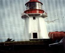 Vue de la façade du phare de l'île Langara, où l'on peut apercevoir le fronton en saillie de la porte, et la construction en béton à surface lisse, 1994.; Canadian Coast Guard / Garde côtière canadienne, 1994