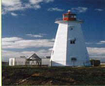 Vue générale du phare de Flint Island mettant en évidence l’utilisation de la couleur blanche pour la tour et du rouge pour la lanterne.; E.H. Rip Erwin, Lighthouses and Lights of Nova Scotia, [Halifax: Nimbus Publishing Limited, 2003], pp.136, n.d.