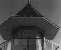 Vue des détails de la tour de surveillance périphérique D1 montrant le toit bien construit, en forme de cloche et avec sa couverture en tôle à baguettes, 1995.; Correctional Service Canada \ Service correctionnel Canada, 1995.