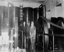 Vue de l'intérieure de la salle des génératrices pour les projecteurs démontrant les deux moteurs et dynamos Hornsby-Ackroyd d’origine, ca. 1930.; Fort Rodd Hill Photo Collection / Collection de photos Rodd Hill, ca. 1930