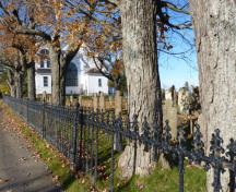 Clôture en fer forgé entre le trottoir et le cimetière des pionniers de Hillsborough.; Village of Hillsborough