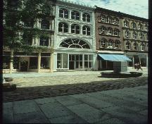 Facade of the Cast Iron Façade / Coomb's Old English Shoe Store showing its distinctive cast-iron facade, extending the full, four-storey height of the building.; Parks Canada Agency / Agence Parcs Canada, n.d.